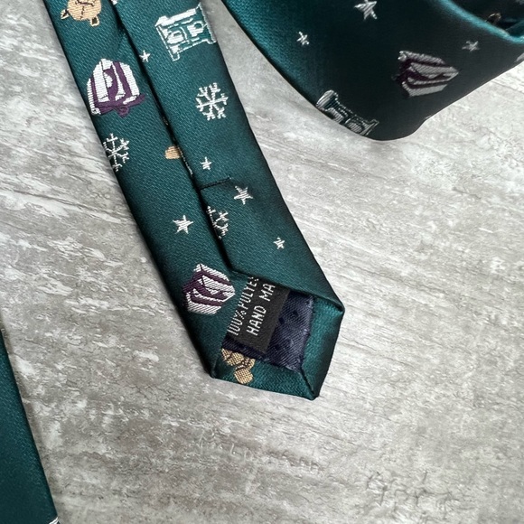 Amanti Green w/ Teddy Bear & Christmas Gift Pattern Skinny Tie - Picture 4 of 5